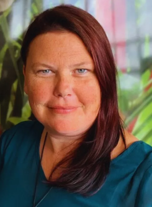 As a clinician-researcher, Jade is committed to health equity. Her doctoral work at the University of Auckland investigated treatment inequities in thyrotoxicosis for Māori, laying the foundation for her continuing research into ethnic inequities in endocrine health. E kore e mimiti te puna o te aroha o tōku whānau whānui. Whether in the clinic, classroom, or meeting room, she carries the aspirations of her people and strives to uplift Māori voices in all spaces.